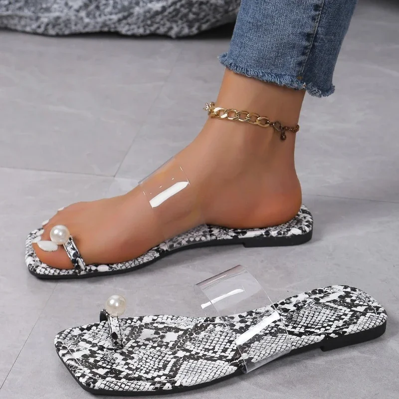 Сандалии летние из ПВХ со змеиным принтом и открытым носком на плоской подошве