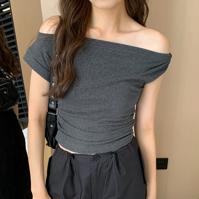 

Женская приталенная футболка с коротким рукавом и ремнем на плечах