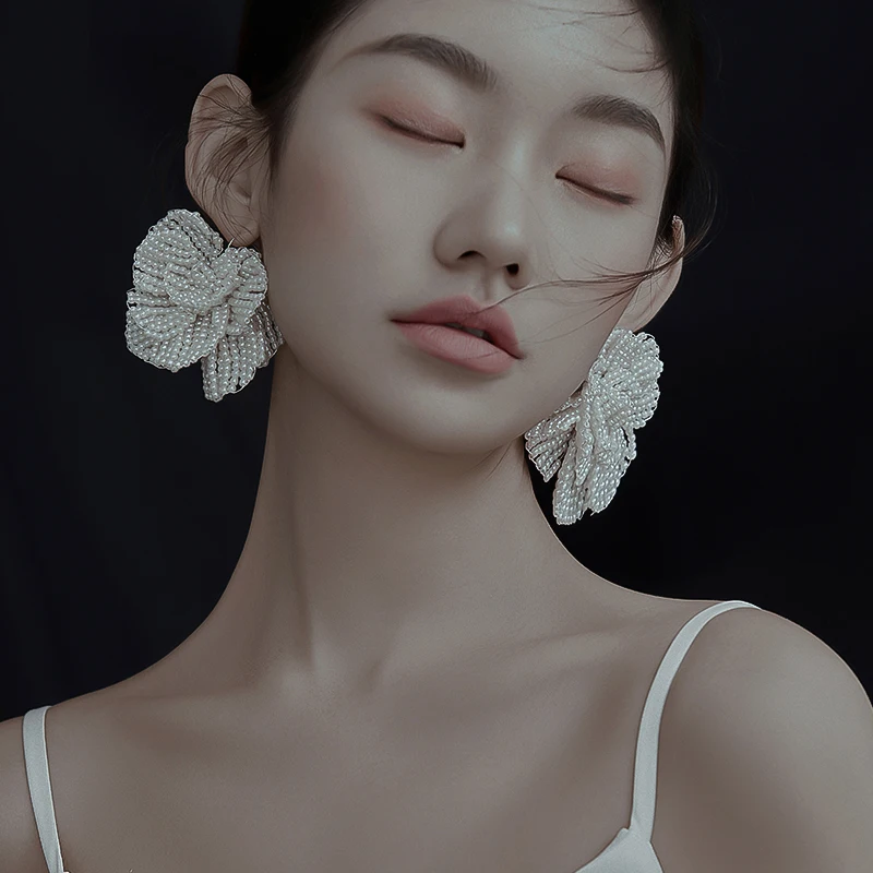 

Hand-beaded SWEET flower ear jewelry Europe exaggerated design Bridal Magazine Exaggerated white wedding vintage earring