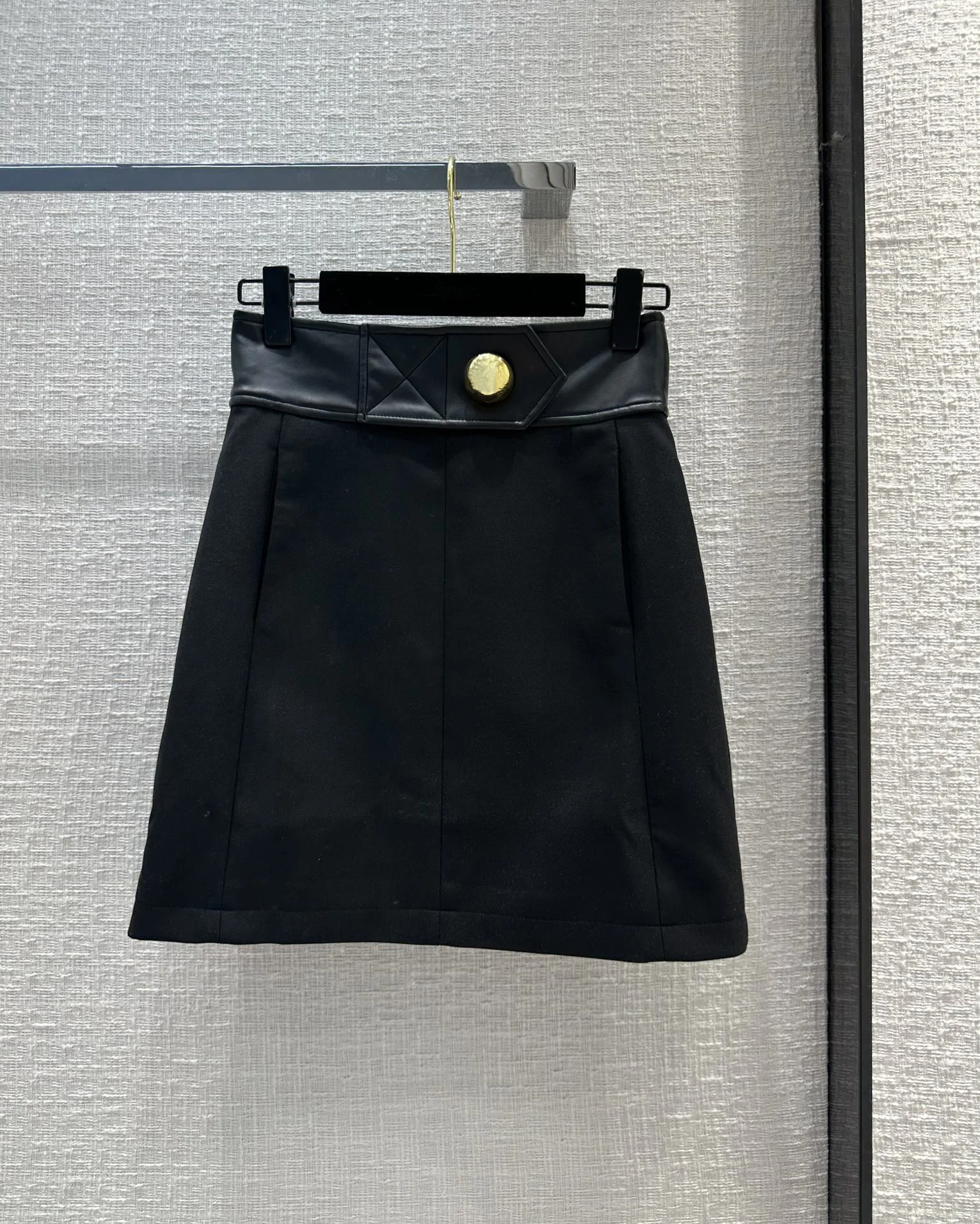 

23 New spring/summer, wide waist edge oversized metal buttons decorated black half skirt6.19