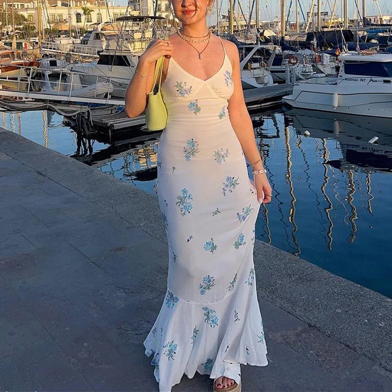 

Vacation style long skirt with waistband to show slimness, strap wrap around buttocks, printed V-neck, high waist, white dress