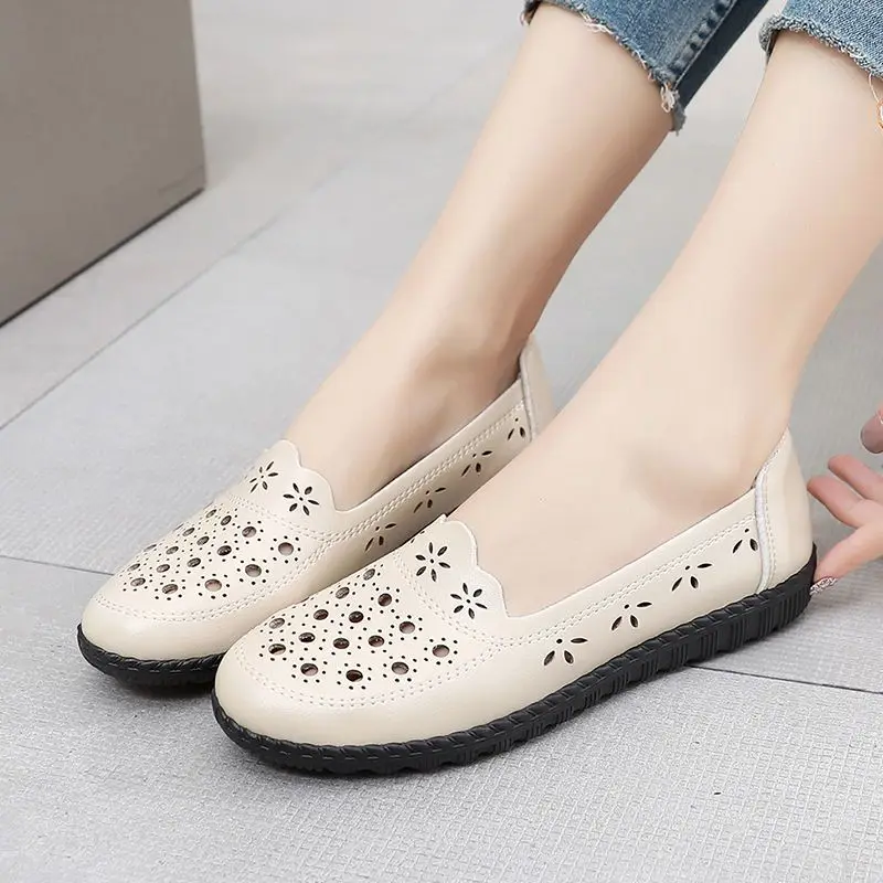 Summer New Women Comfortable Flat Shoes Female Hollow Breathable Leather Loafers Non-sllip Mom Walking Shoes Soft Ladies Flats