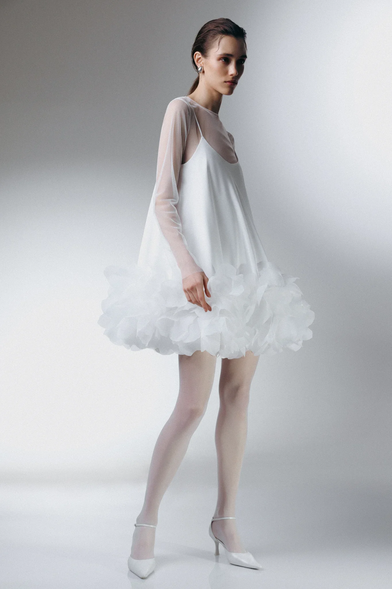 Чисто белые женские платья трапециевидной формы с оборками и прозрачными