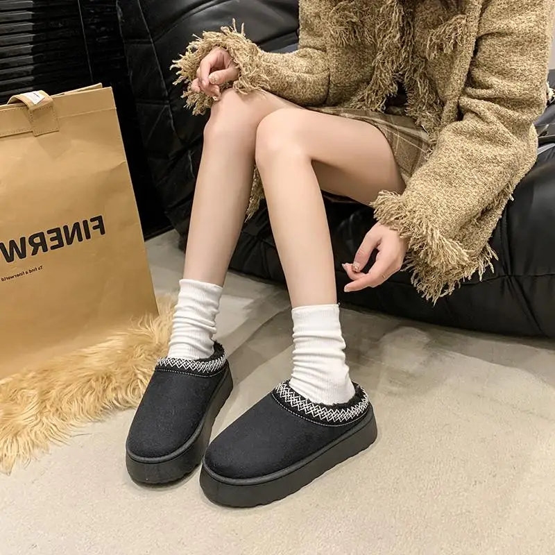 Домашние тапочки обувь на платформе с закрытым носком шлепанцы женская зимняя 2024