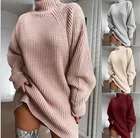 Женское трикотажное платье-свитер средней длины, с воротником-хомутом