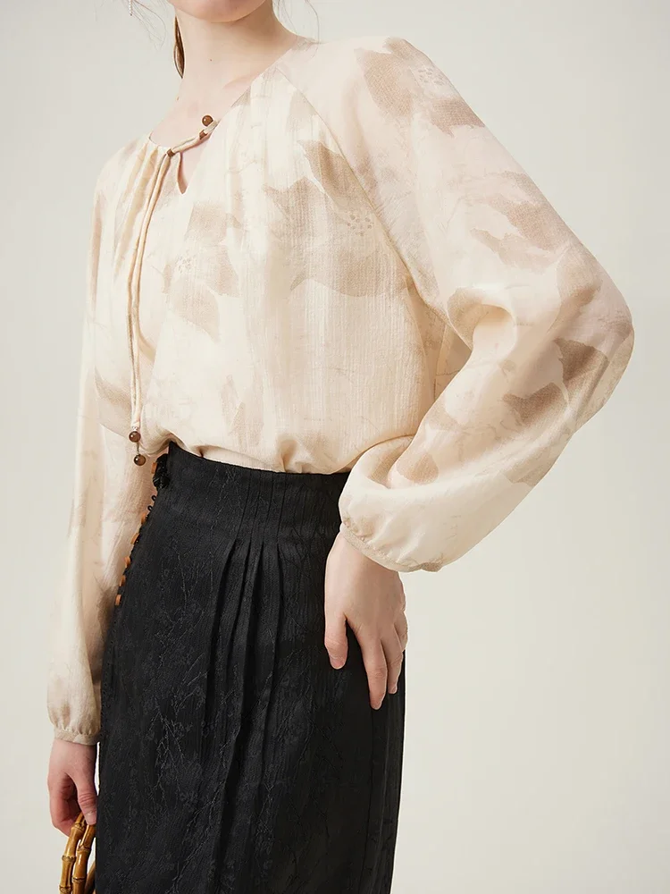 Блузка женская бежевая с длинным рукавом и принтом на шнуровке