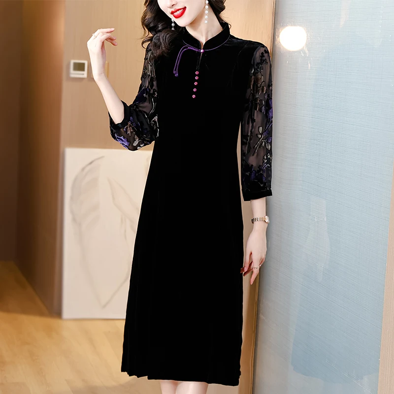 Осенне-зимнее элегантное и красивое женское платье черное бархатное с цветочным