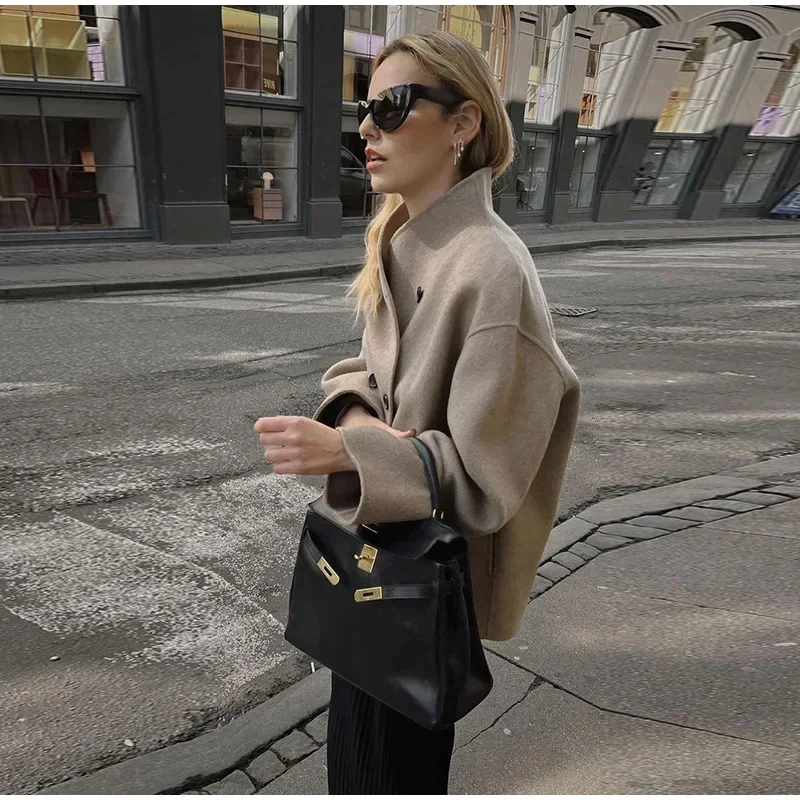 Женское короткое шерстяное пальто