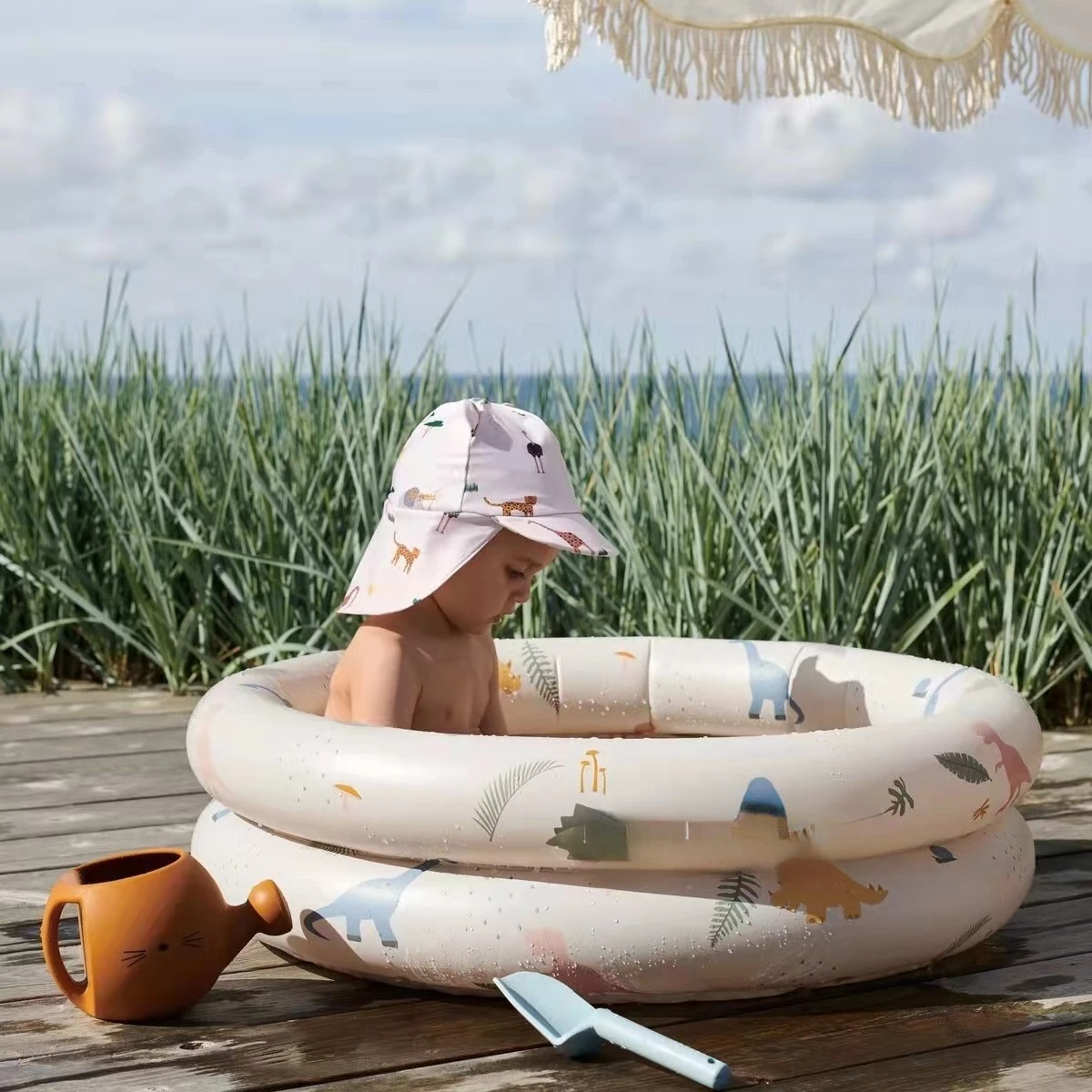 

Летний детский бассейн, пляжные игрушки, детская игра в воду, взаимодействие родителей и детей, морской надувной бассейн для купания