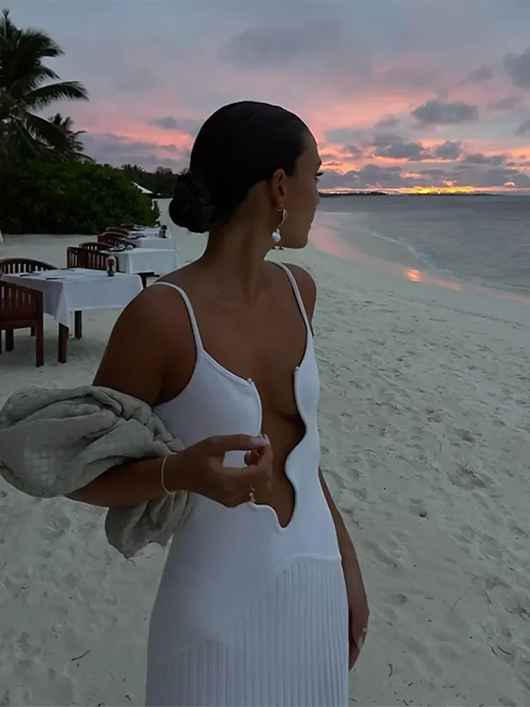 Женское трикотажное платье на бретельках элегантное белое без рукавов с