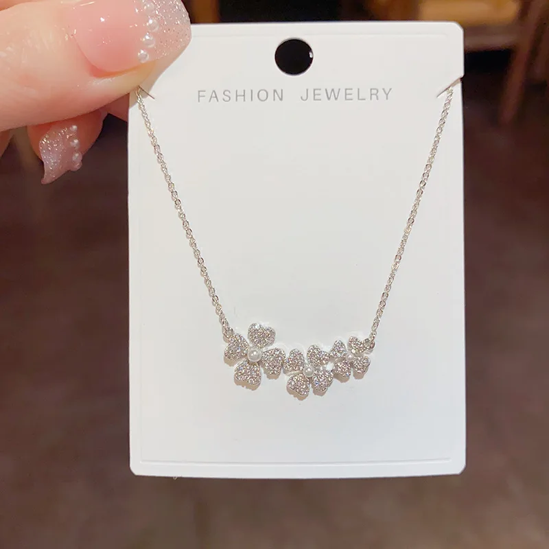 

Sweet Exquisite High Grade Zircon Three Four Leaf Flower Necklace for Women's 2023 New Trendy Popular Design Collar Chain