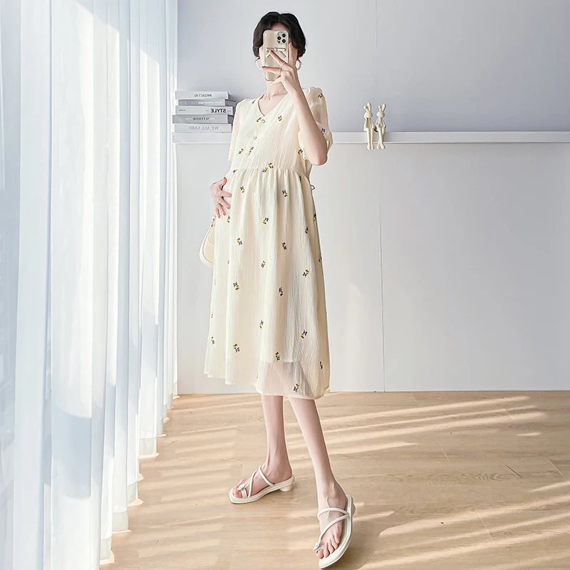 w ciąży Letnia moda Słodka haftowana sukienka z dekoltem szpic Puff Sleeve V-Neck Kwiatowa plisowana Ciążowe sukienki wakacyjne