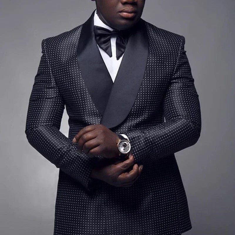 Мужской пиджак в клетку горошек с двубортным черным атласным шалью и лацканами