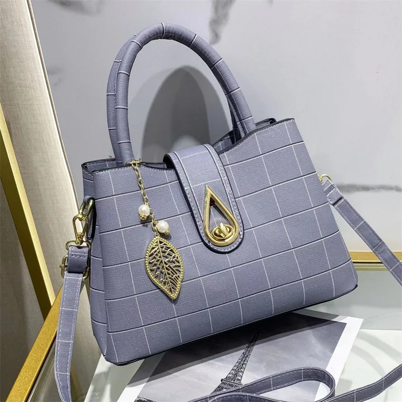 

2022 New Portable Shoulder Messenger Bag Women's Daily Plaid Fashion Buckle Leaf Pendant Solid Color Commuter Bag Women