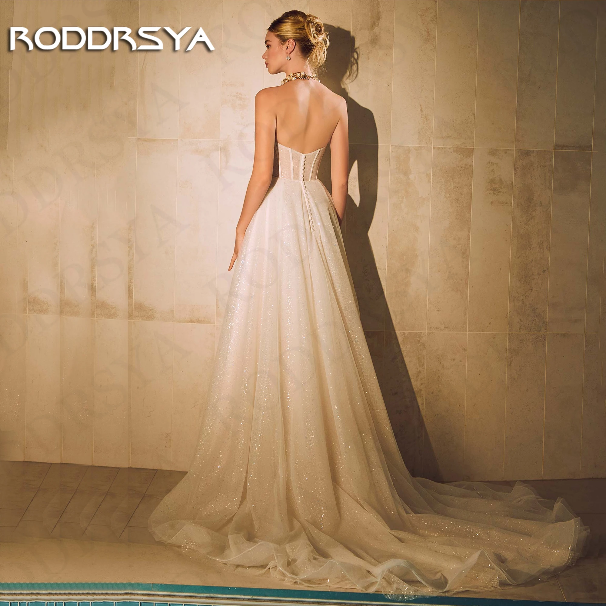 Фото RODDRSYA блестящее свадебное платье без бретелек для невесты блестящее ТРАПЕЦИЕВИДНОЕ ПЛАТЬЕ из фатина с разрезом свадебные платья свадебное платье со шлейфом для женщин Блестящее свадебное платье без бретелек для неве №2