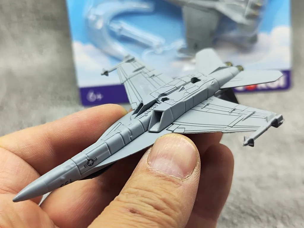 Модель из сплава Corgi 1:144 90658 F/-18 Американский истребитель F18