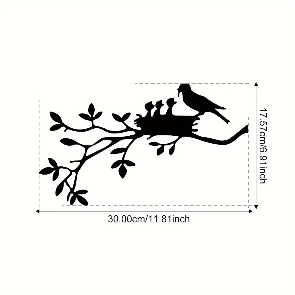 Очаровательное дерево на ветках с украшением в виде птичьего домика: прекрасный