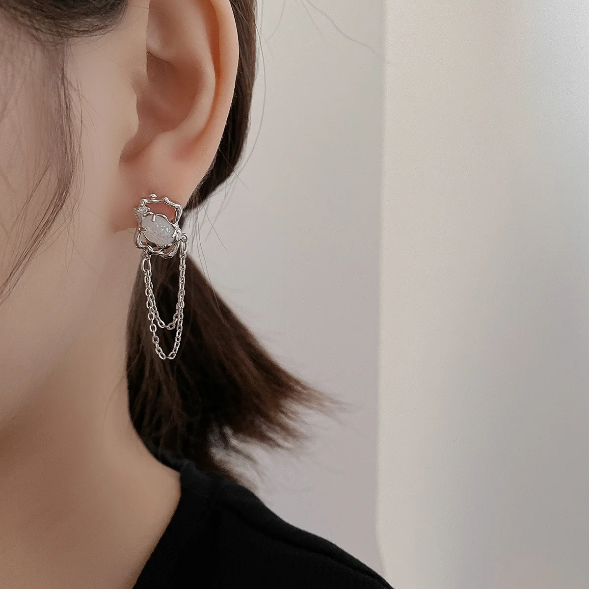 

Cool Style Irregular Liquid Metal Hollow Out Rectangle Moonstone Tassel Earring for Woman Metal Chain Rectangle Dangle Earrings