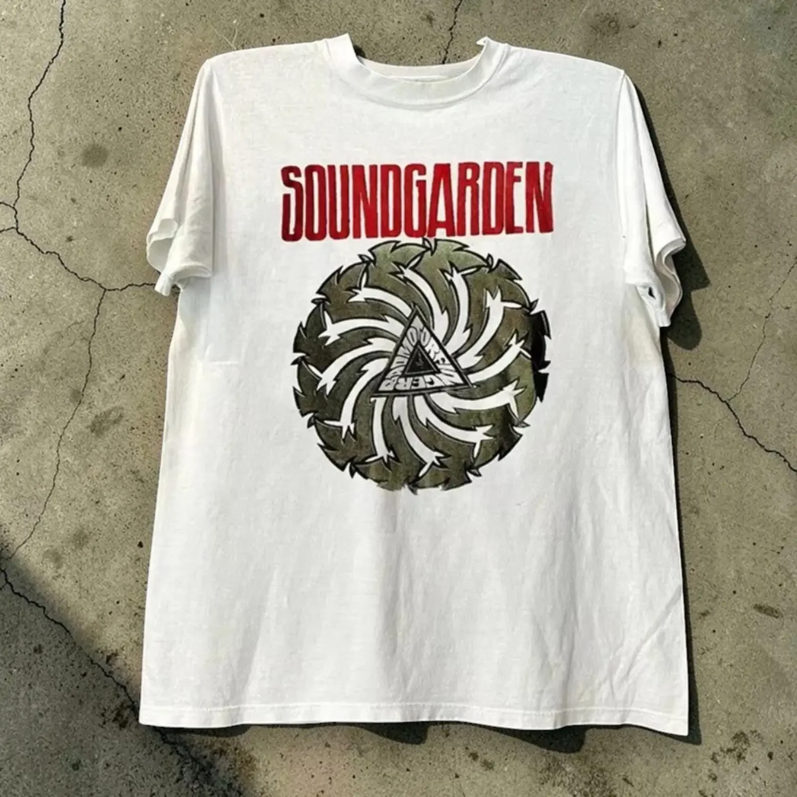 Фото Футболка Soundgarden Band в стиле хип-хоп и рок для любителей музыки, винтажная, с эффектом потертости, дышащая, комфортная, повседневная, эластичная, с графическим принтом, слегка растягивающаяся. №1