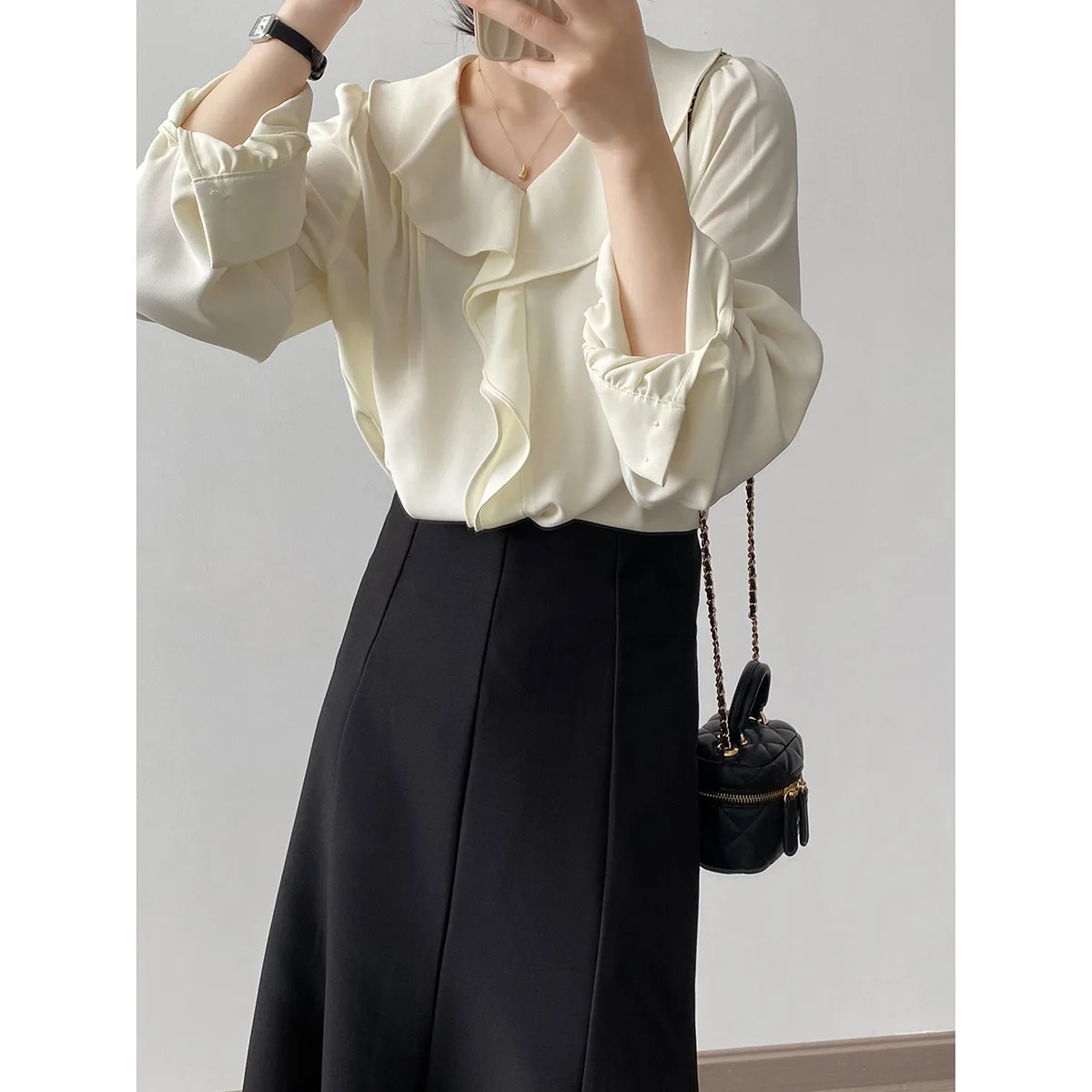 

Premium ruffle V-neck shirt 3137
