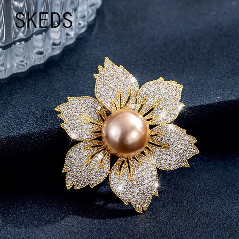 

SKEDS Women Classic Pearl Crystal Flower Badges Pins Luxury Boutique Decoration Pins Lady Party Wedding Accessories Brooches Pin