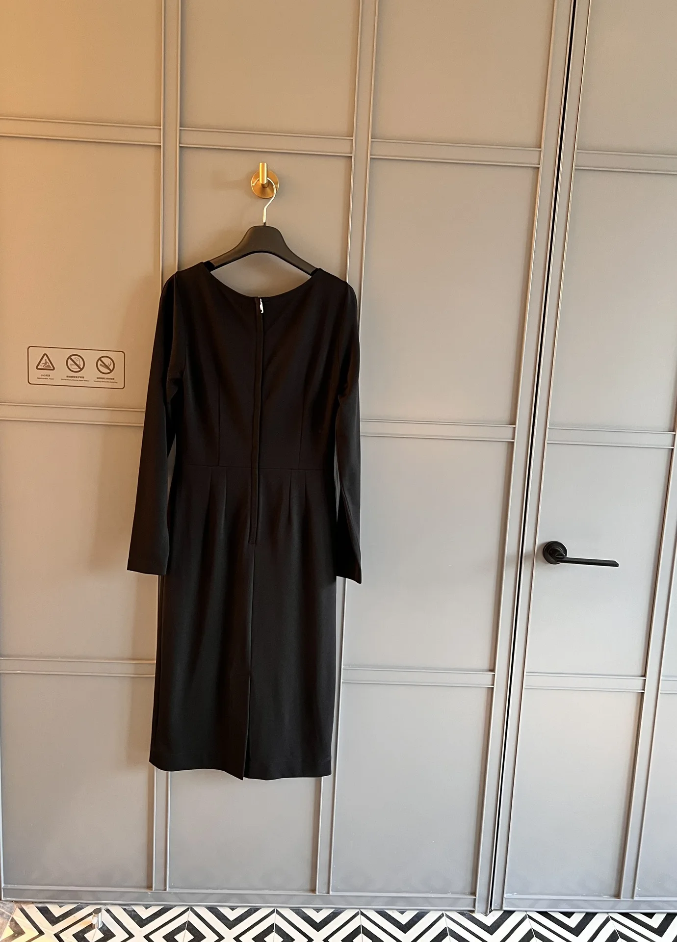 

Новинка весна-лето 2023 черное приталенное платье с длинными рукавами