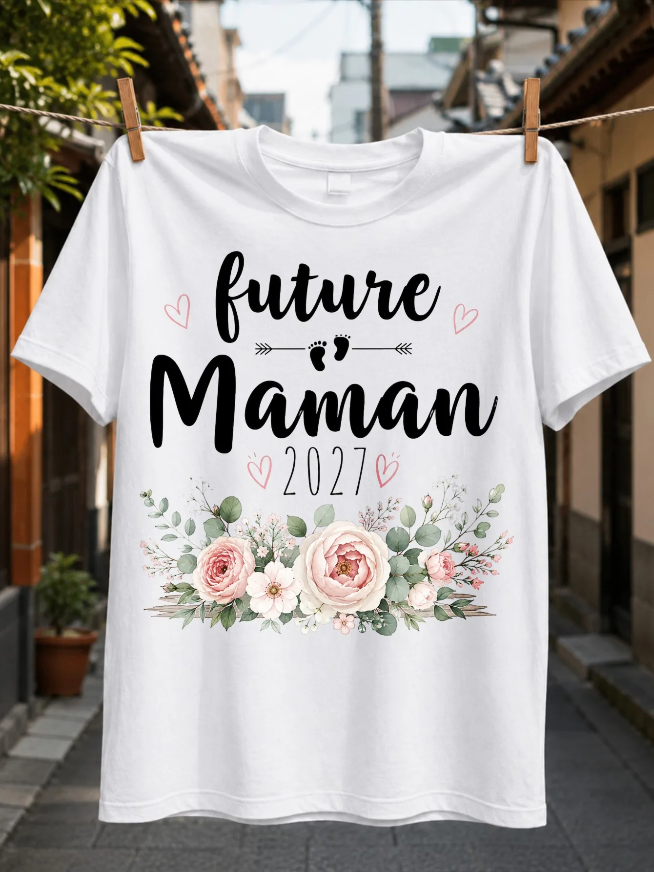 Фото Футболка унисекс с надписью Future Maman 2027, отпечатками детских лапок, сердечком-стрелкой и букетом из серо-розовых цветов. №1