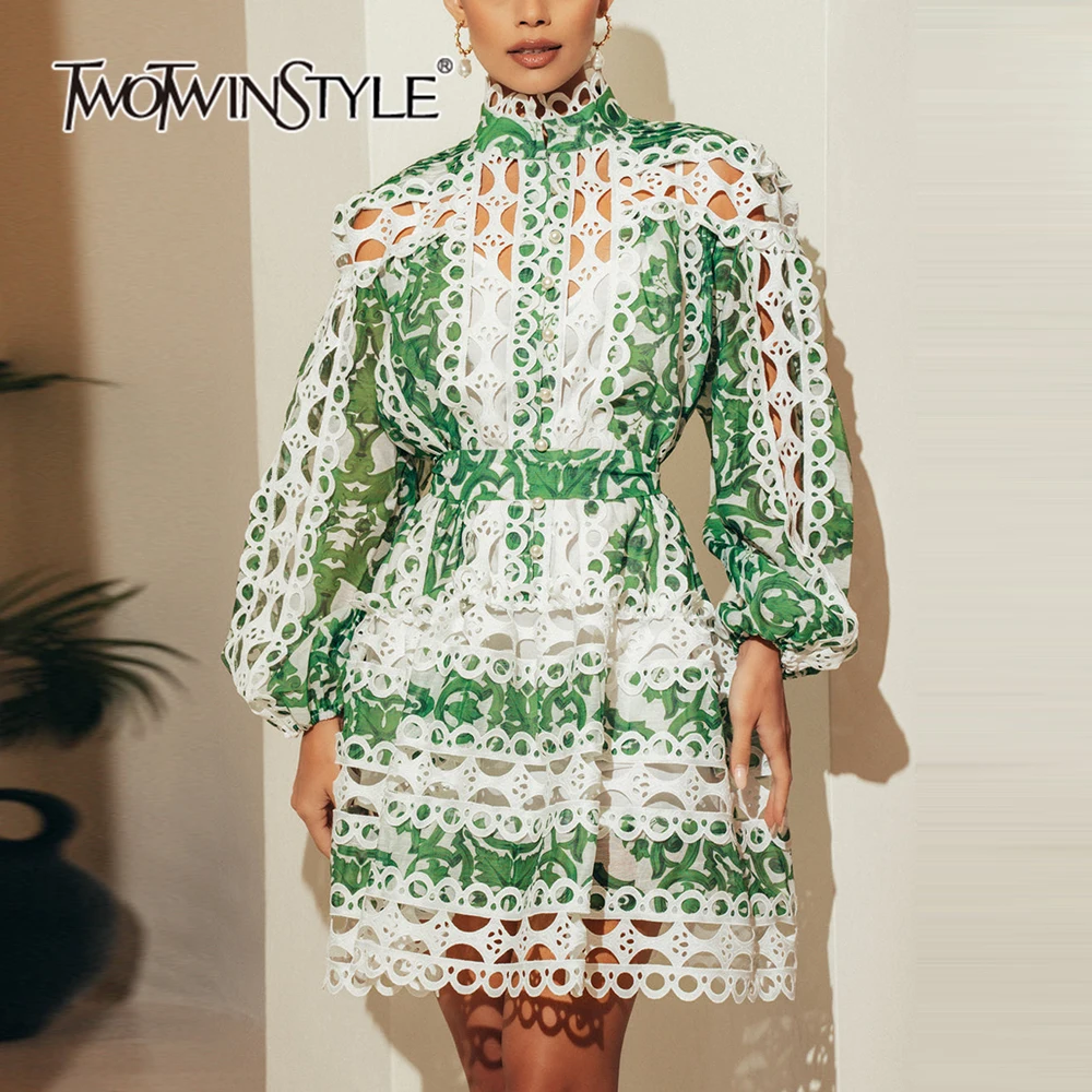 Женское ажурное мини-платье TWOTWINSTYLE белое с отложным воротником длинными