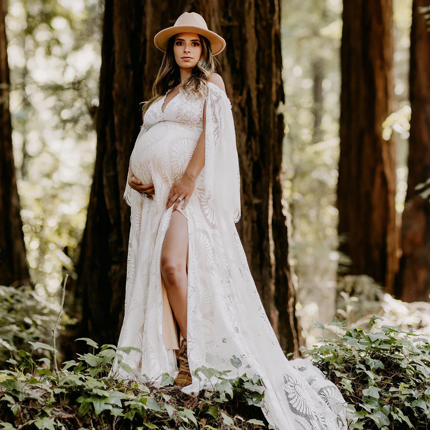 Платье детское цельнокроеное кружевное с расклешенными рукавами и V-образным