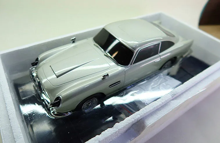 Коллекционная модель автомобиля Aston Martin DB5 из сплава под давлением в масштабе 1/18 |