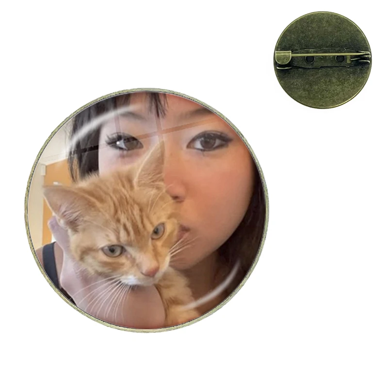 Брошь в виде стеклянного шлема Beabadoobee