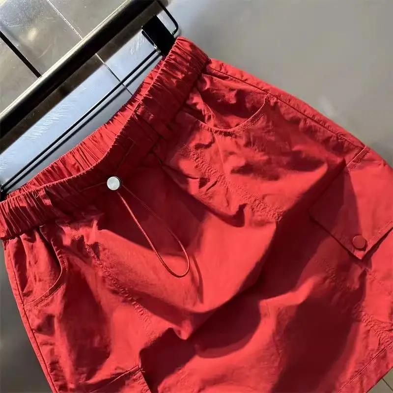 Летняя облегающая юбка А-образной формы с несколькими карманами и эластичной