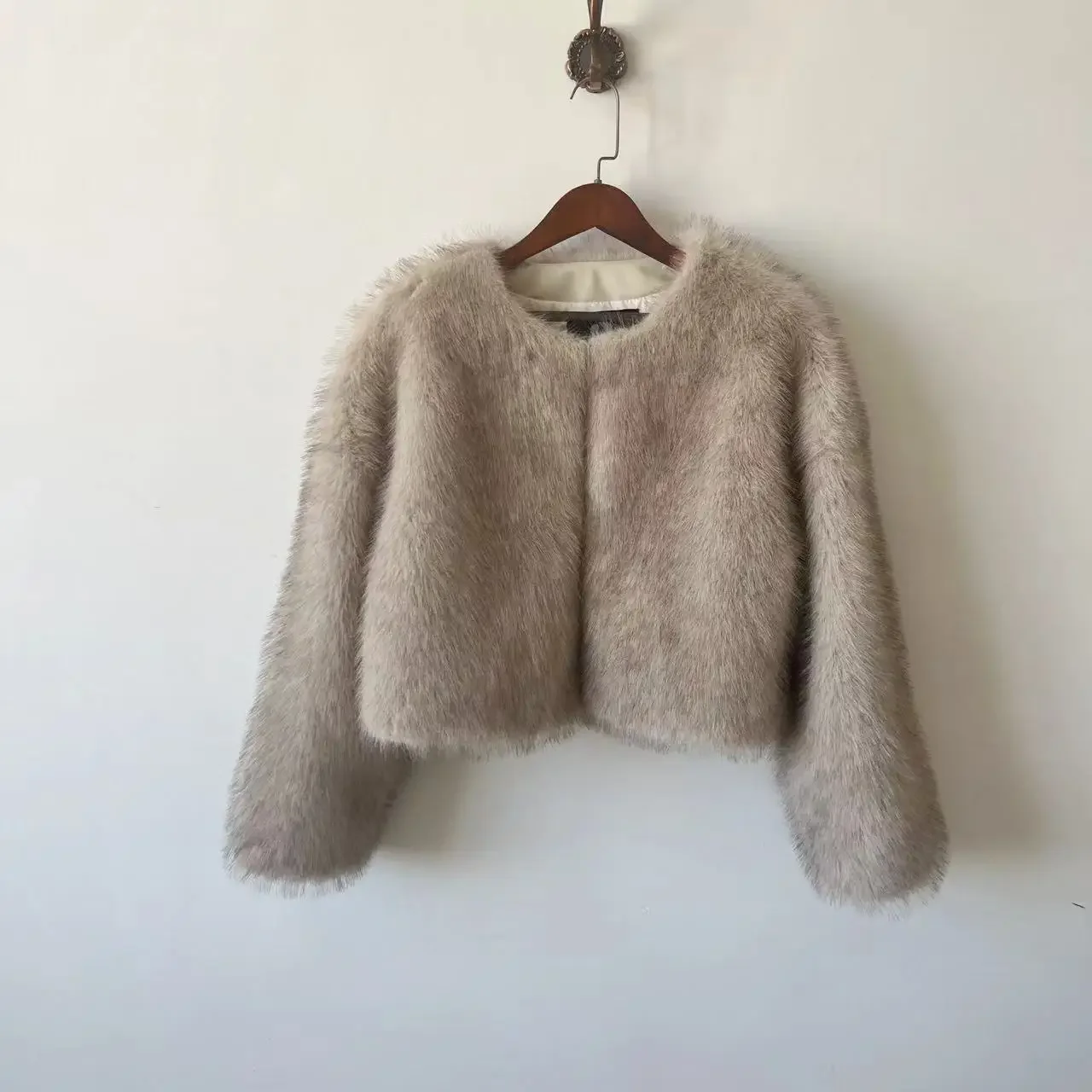 Фото Lconic Street Fashion Элитный бренд Gardient Укороченное укороченное пальто из искусственного меха Женская зимняя популярная крутая пушистая короткая меховая куртка для девочек №4