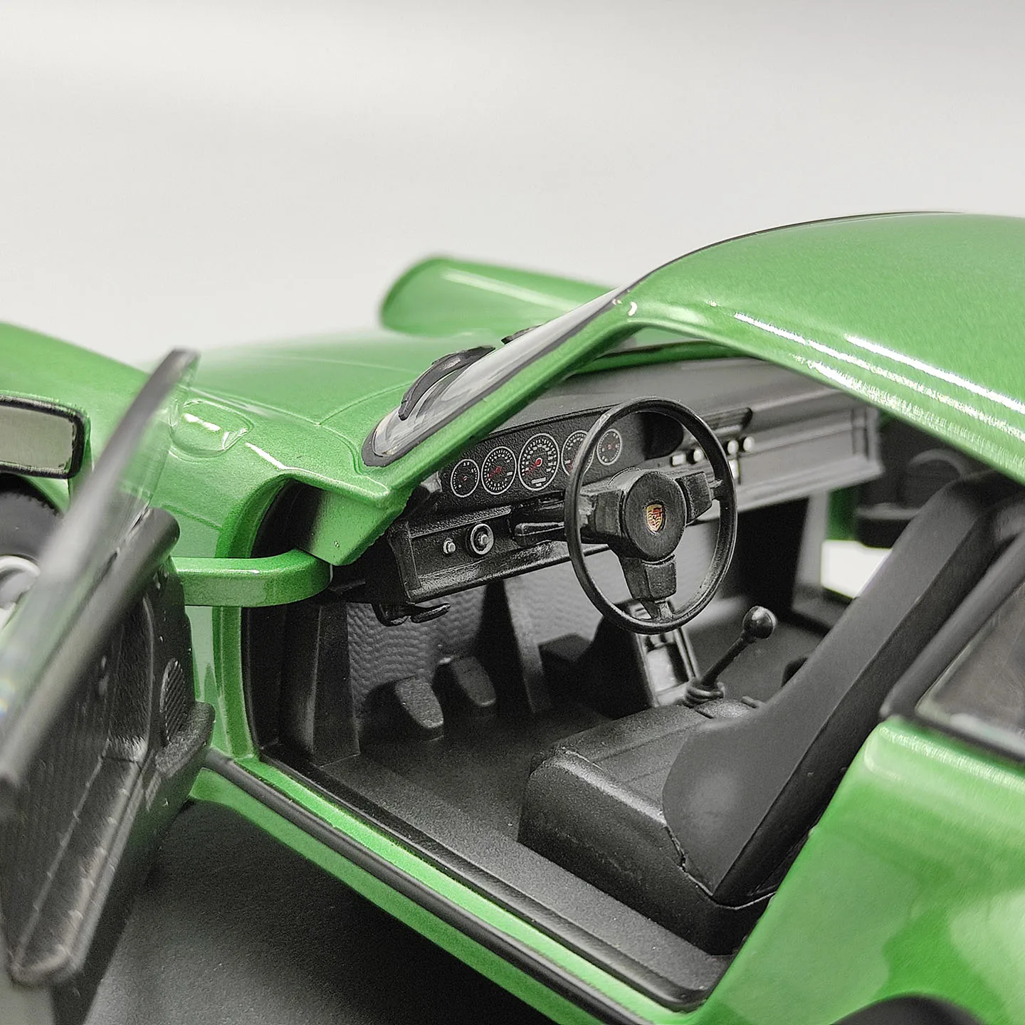 Фото WHITEBOX Масштаб 1:24, литая модель Porsche 911 Turbo 930 из сплава, классические игрушечные автомобили, ностальгия, подарки для взрослых, сувенир, статичная модель для демонстрации. №3