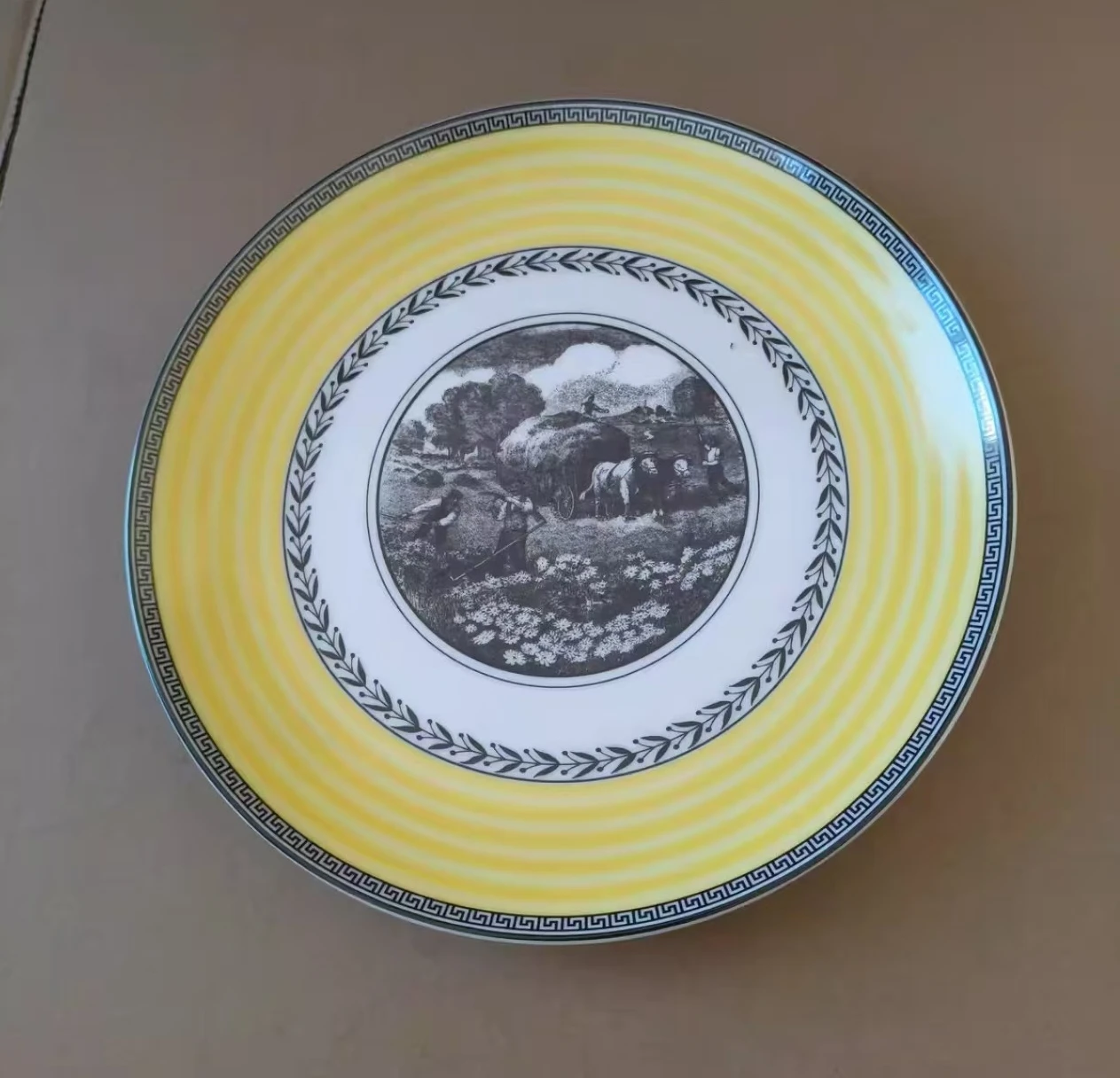 

Фарфоровая тарелка