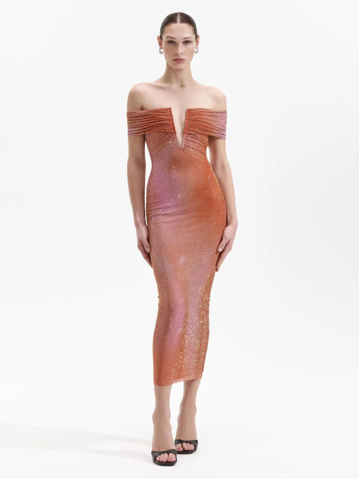 Женское роскошное вечернее платье с розовыми черными бриллиантами и вышивкой