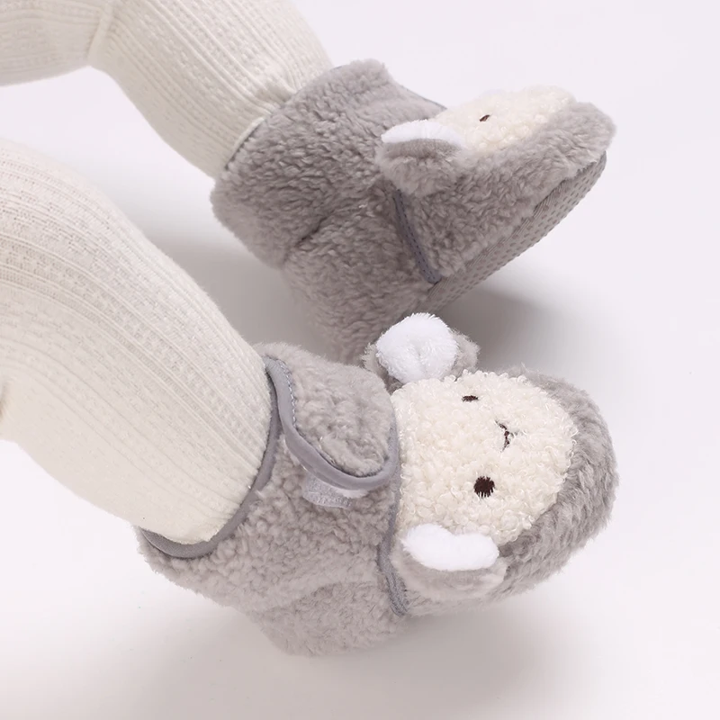

Детские зимние тапочки для мальчиков и девочек, уютные флисовые милые Мультяшные ботинки с захватами, обувь для первых шагов новорожденных