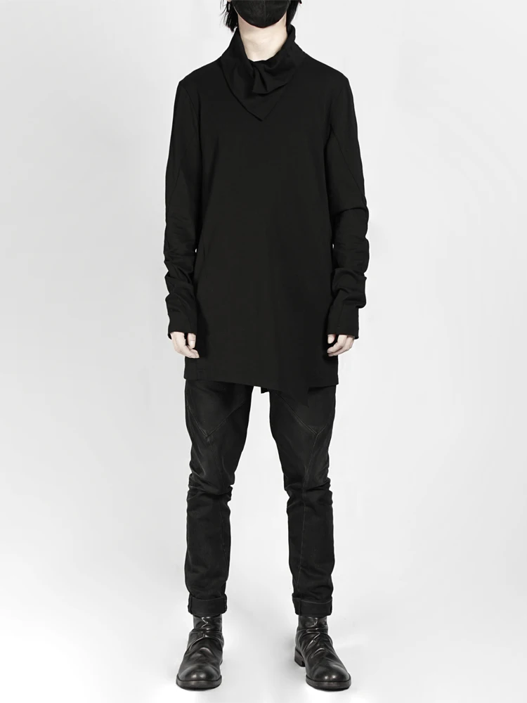 Одежда в авангардном стиле длинный пуловер-водолазка с разрезами и длинным