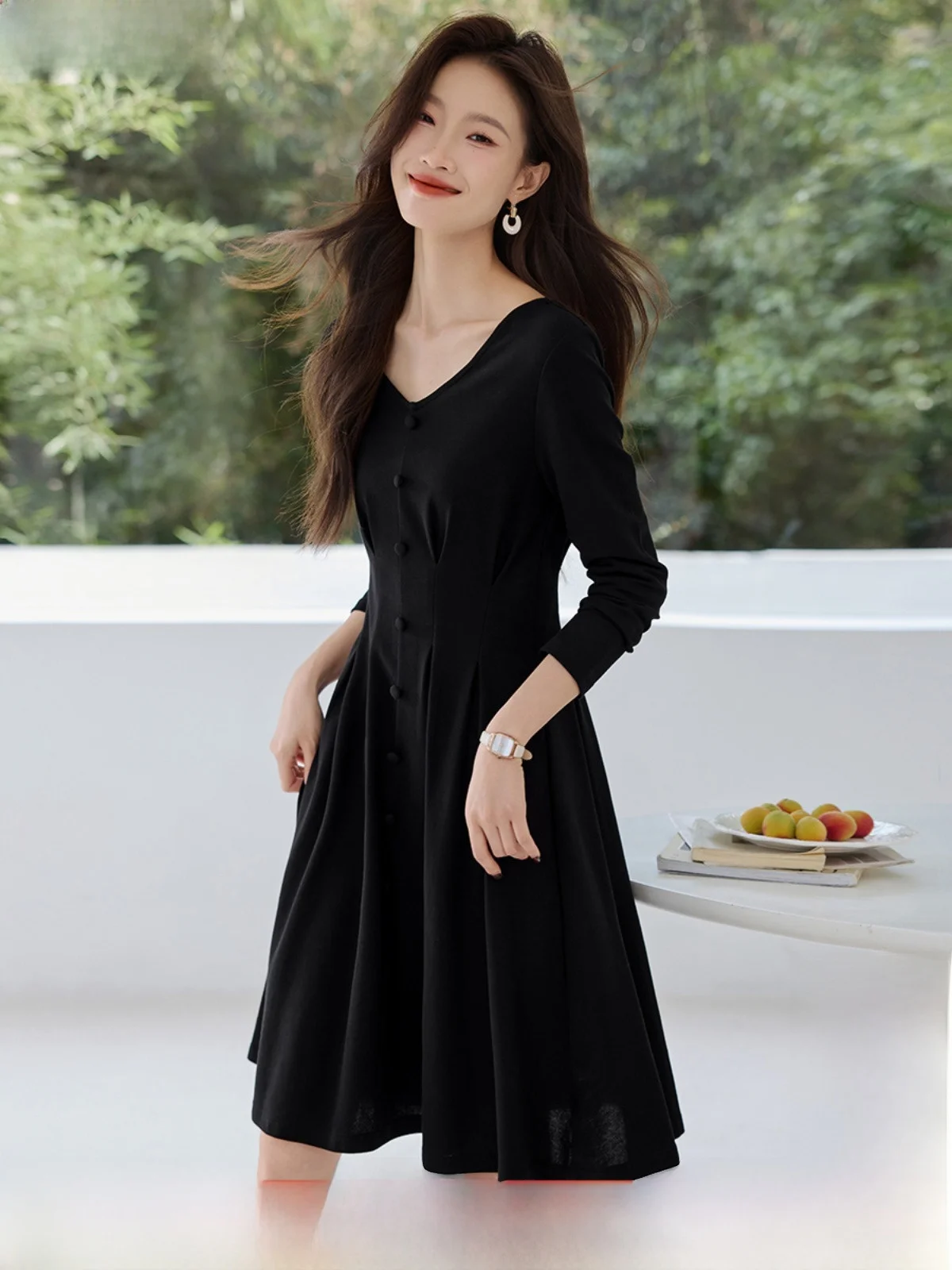 Mo Yi Mei пригородное темпераментное платье с v-образным вырезом осень 2023 новинка