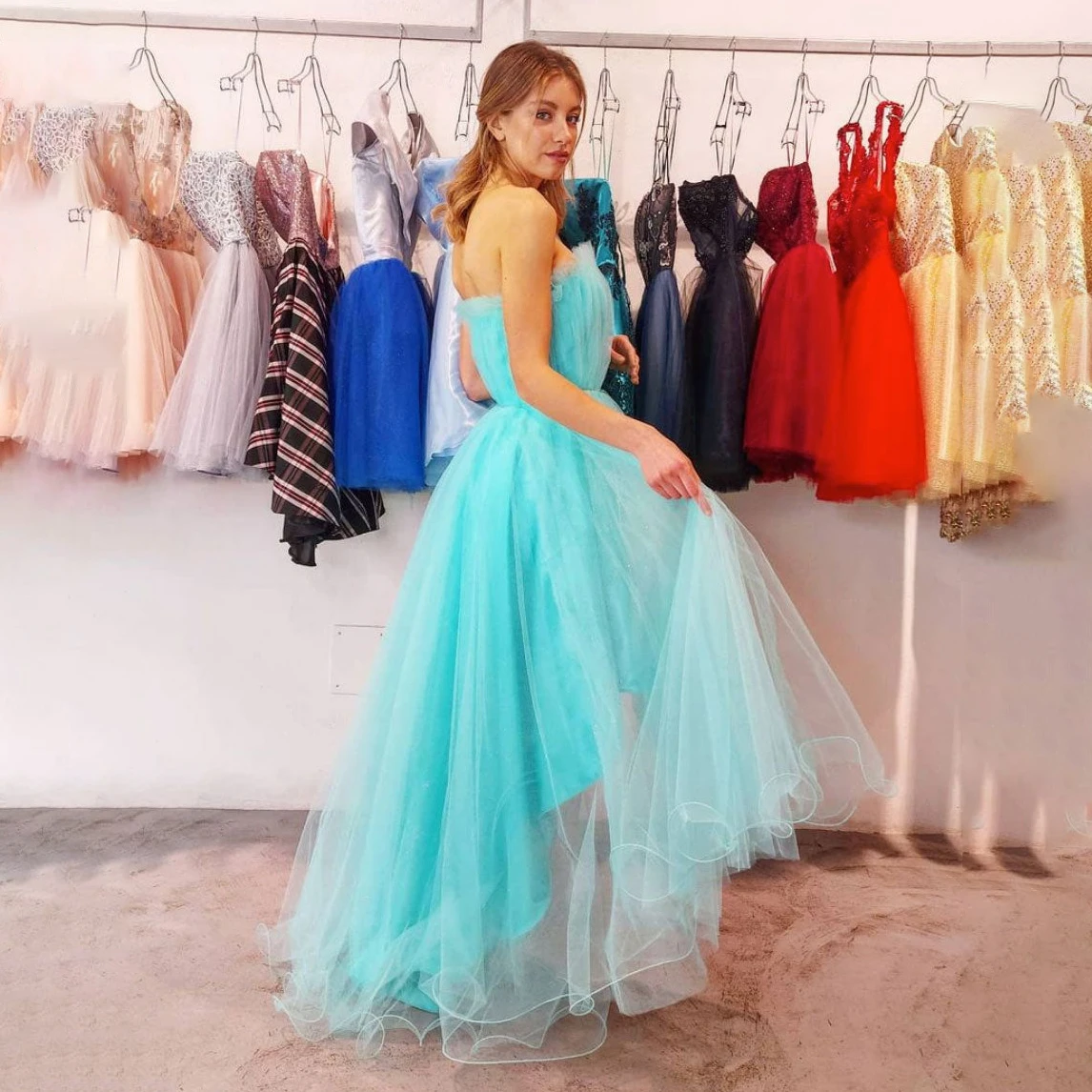 

Платье вечернее из тюля без бретелек, с рюшами