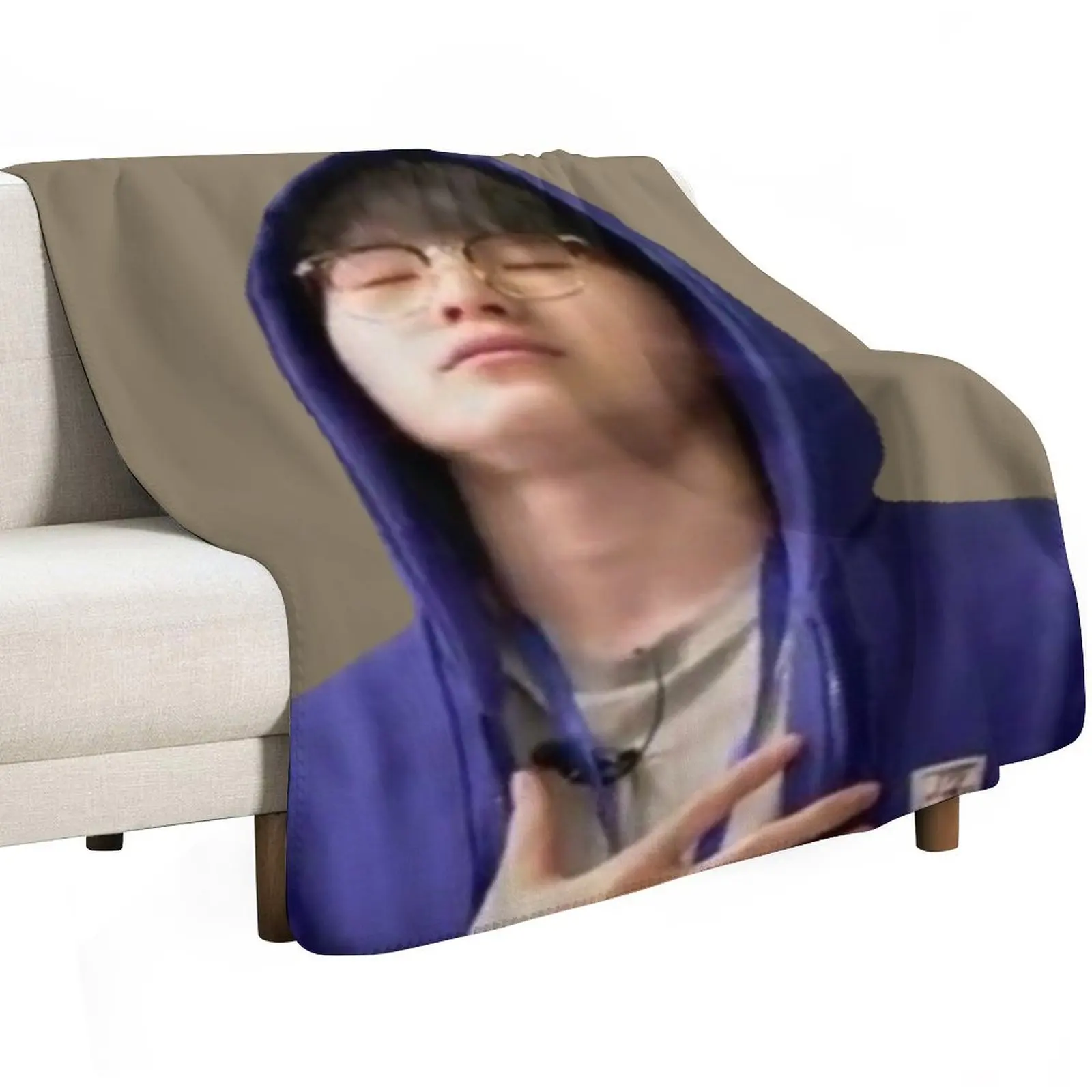 Фото Декоративный мягкий плед Woozi Relaxed Meme для дивана и кушетки №2