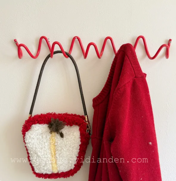 

Синий настенный крючок MOMO Ins Wave Hook