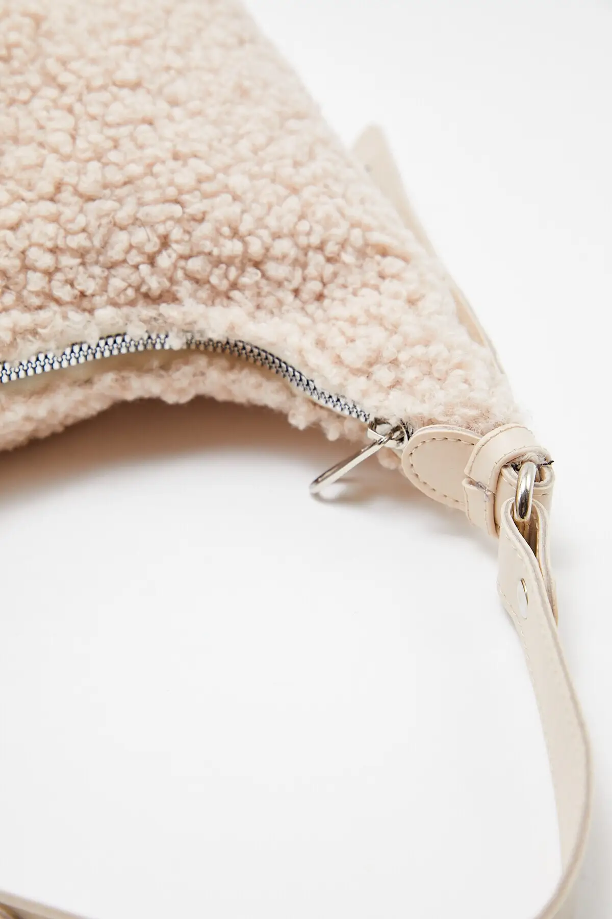 Женская сумка-багет из искусственного меха |