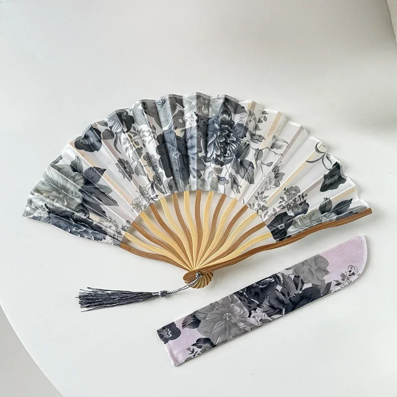 

Складной веер MOONBIFFY из бамбука и шелка