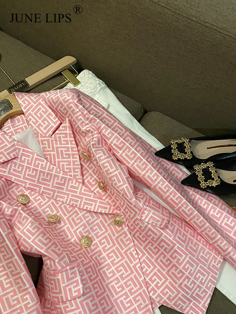 Женский жаккардовый блейзер с монограммой двубортный приталенный розовыми