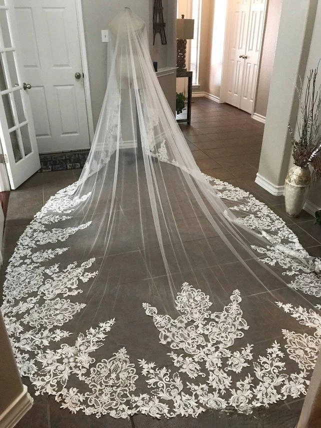 

Cheap Wedding Veils Bridal Accessories Tulle one Layers Veil With Lace Appliques 3 Meters Long Cathedral Bridal Veils With Comb