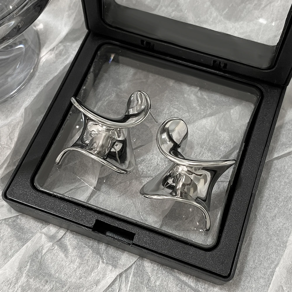 Женские серьги-гвоздики с абстрактными геометрическими фигурами