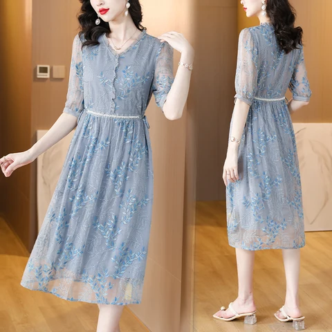 2023 New Blue V-Neck Silk Flower Embroidery Dress for Women's Loose Large Mesh Collar Collar Reception Waist Slim Long DressRobe