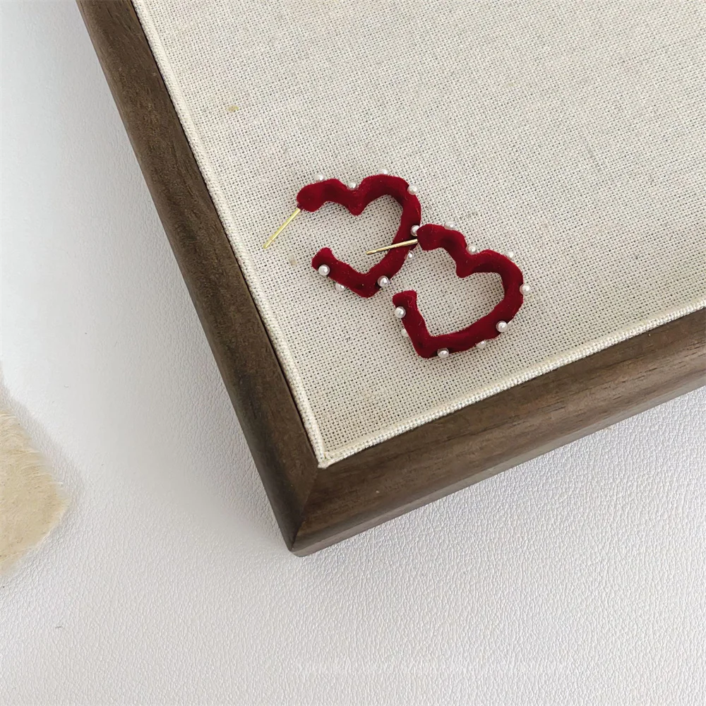 Красные бархатные серьги-гвоздики в форме сердца с жемчугом