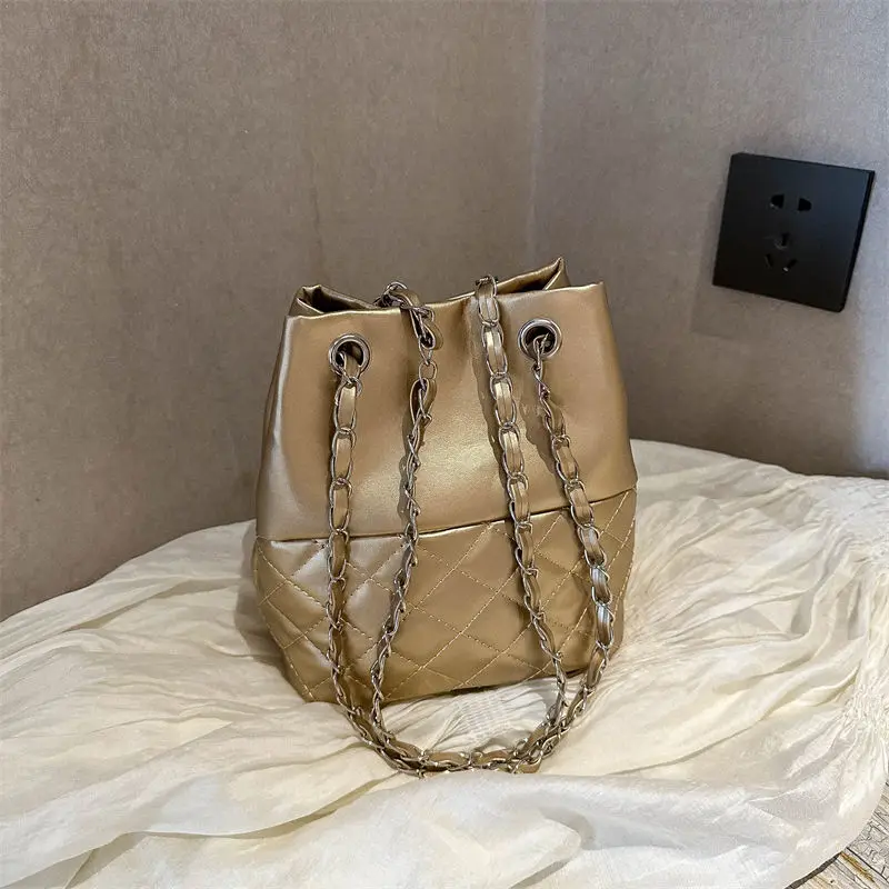 

New 2023 Golden Chain Trend Girl Woman Messenger Shoulder OL Bags PU PVC Leather Women Lady Shining Handbag Purses Small Bags